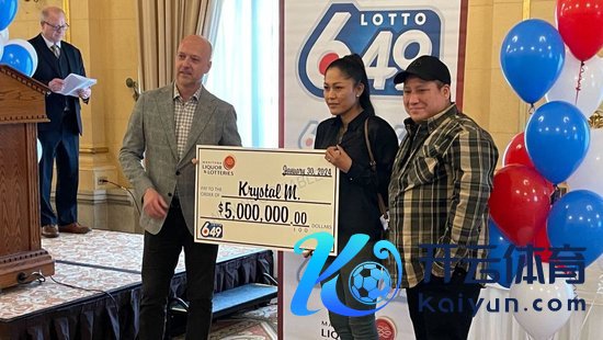 依然是情侣关系的坎布尔和麦凯一同领奖