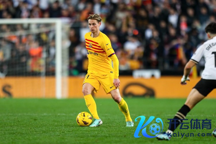 每体：对阵皇家社会的半场休息时体育录像/图片，德容因缅念念受伤在更衣室里哭泣